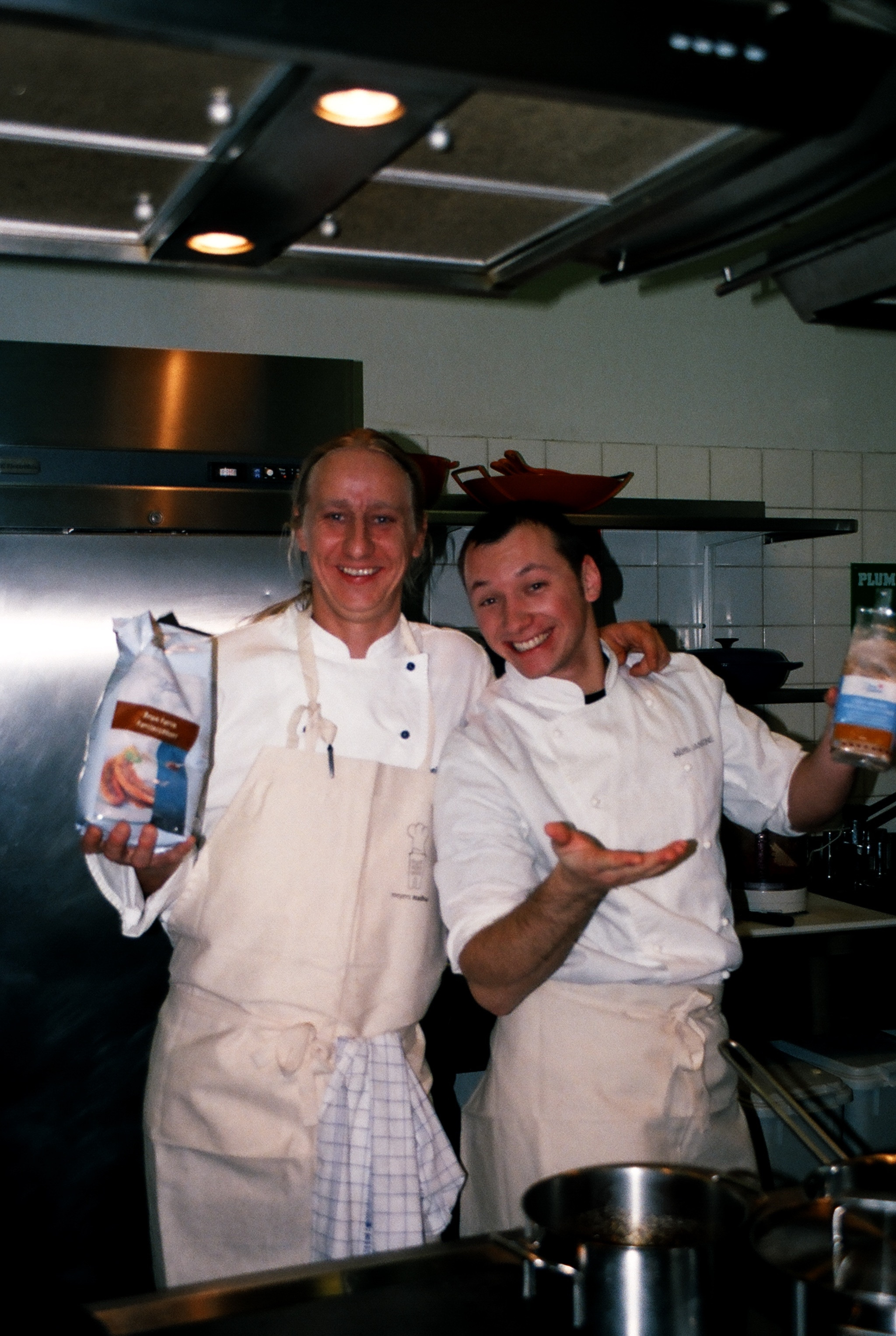 Bildē Māris ar šefpavāru Ēriku Dreibantu, smeļoties jaunu pieredzi Dānijā radošā seminārā pie pasaulslavenā restorāna “Noma” līdzīpašnieka.
